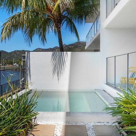 Hotel Peppers Blue On Blue Nelly Bay Exterior foto A private pool at a resort in Queensland, Australia