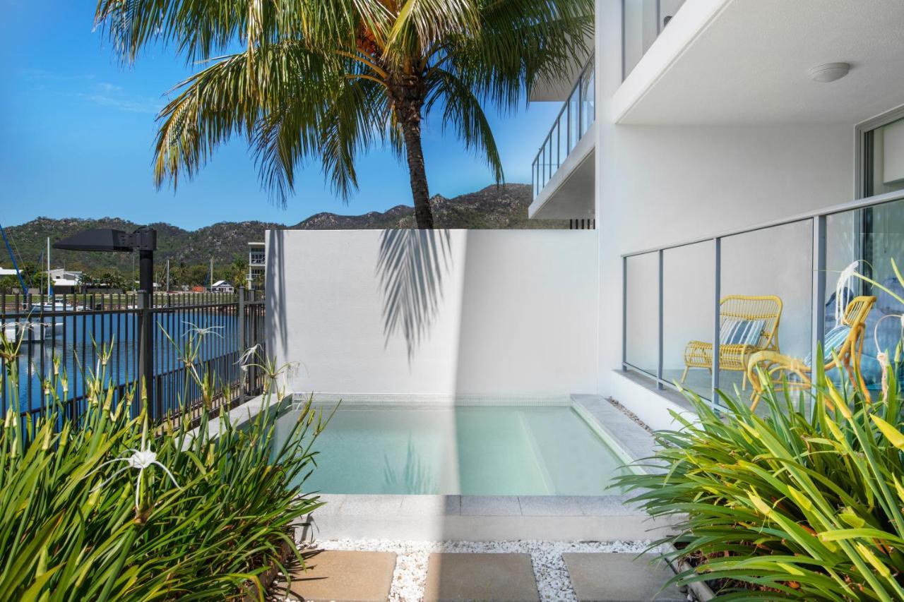 Hotel Peppers Blue On Blue Nelly Bay Exterior foto A private pool at a resort in Queensland, Australia
