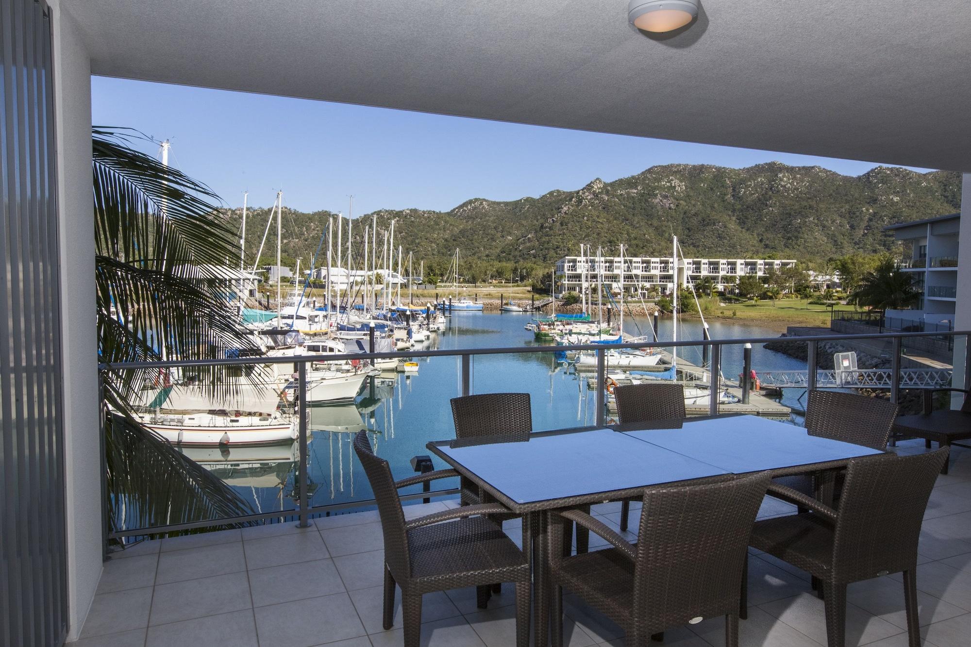 Hotel Peppers Blue On Blue Nelly Bay Exterior foto View of the marina from a private balcony
