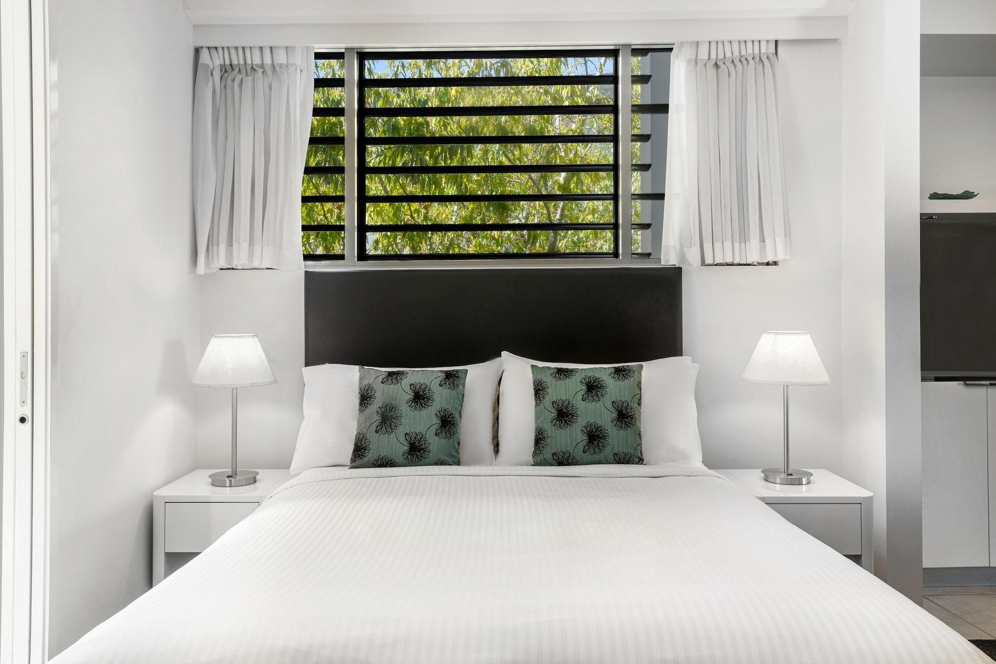 Hotel Peppers Blue On Blue Nelly Bay Exterior foto A bedroom at the hotel