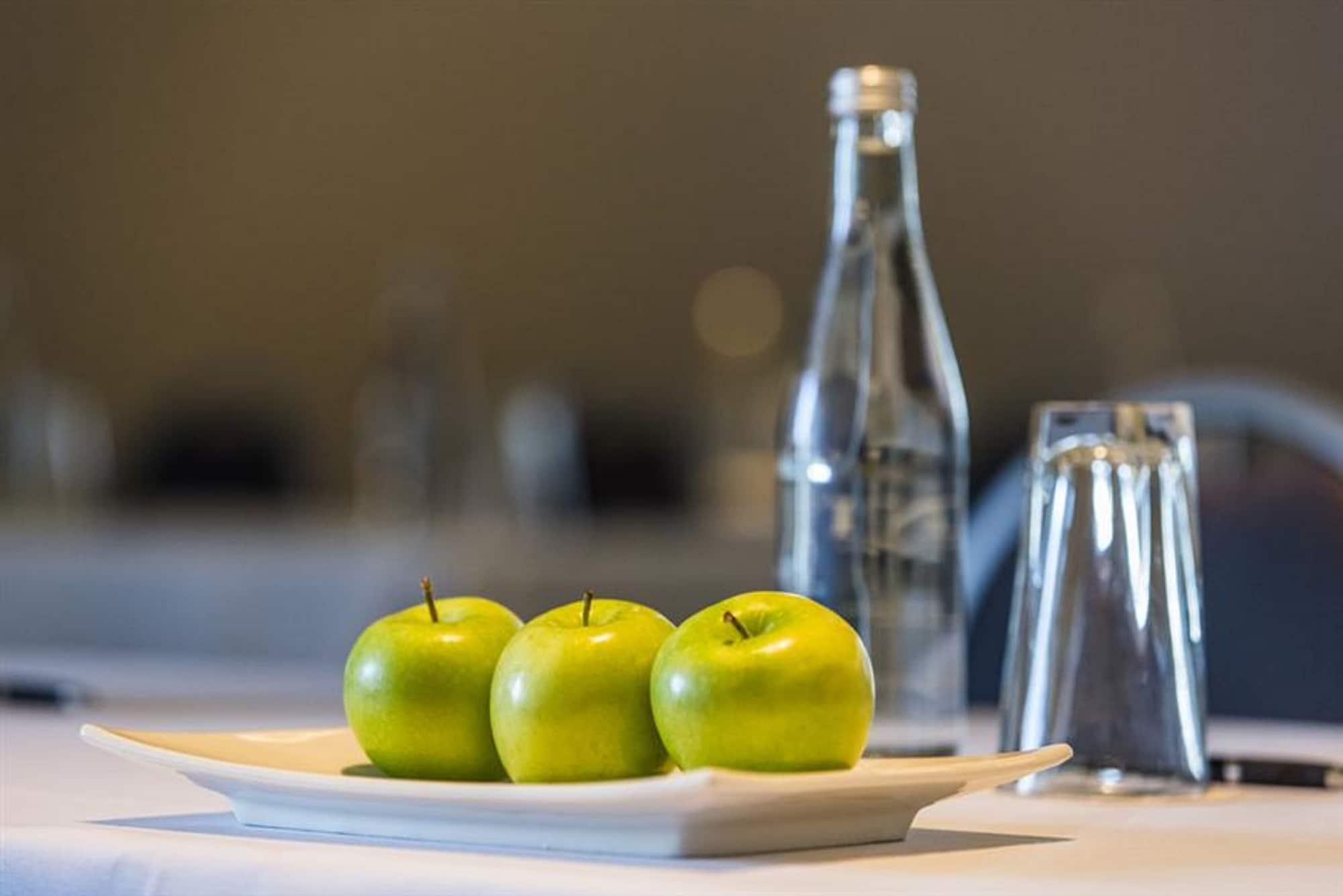 Hotel Peppers Blue On Blue Nelly Bay Exterior foto A bottle of water and apples on a table