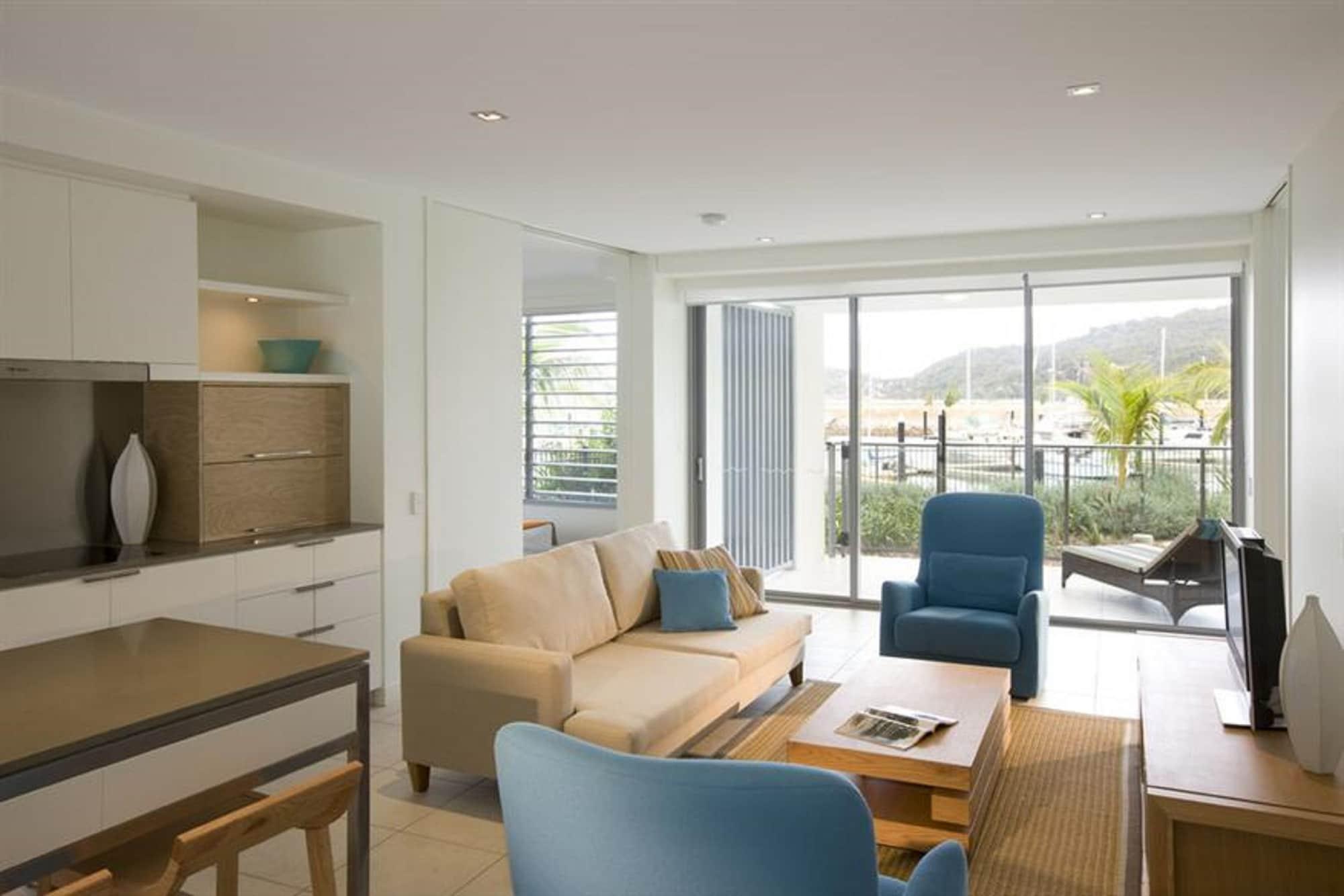 Hotel Peppers Blue On Blue Nelly Bay Exterior foto Living area of a two-bedroom apartment