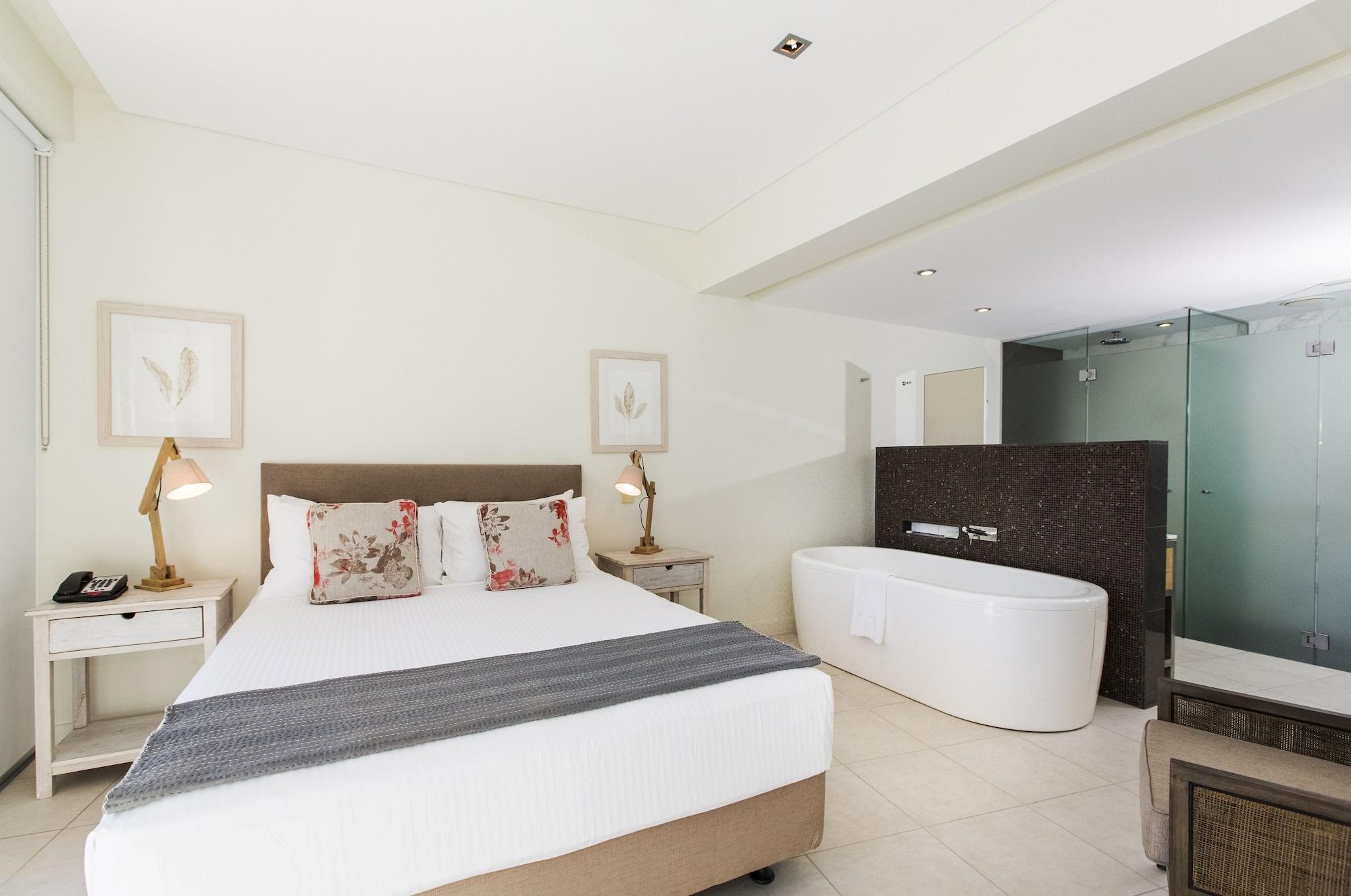 Hotel Peppers Blue On Blue Nelly Bay Exterior foto A bedroom at the hotel