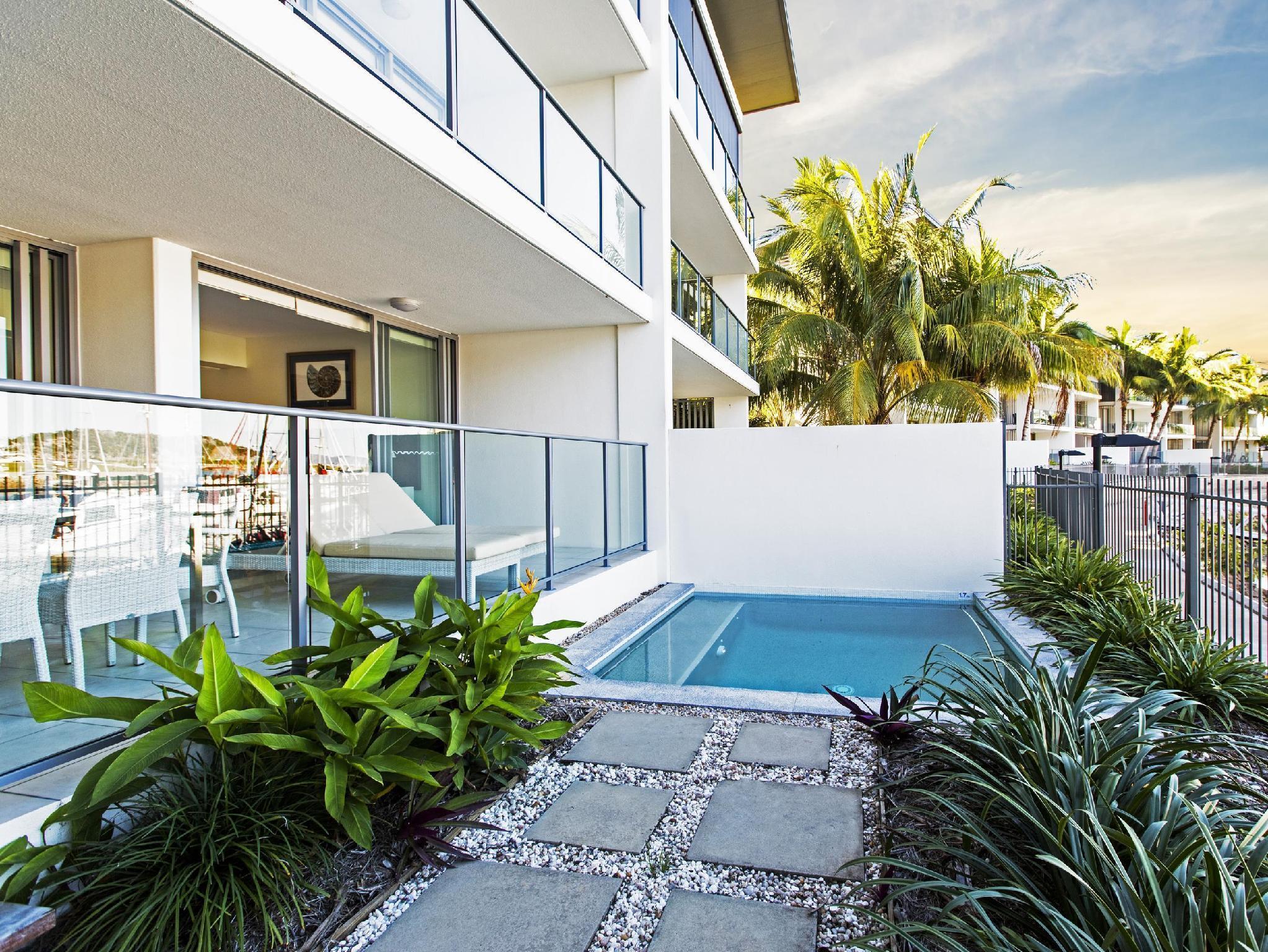 Hotel Peppers Blue On Blue Nelly Bay Exterior foto A pool at a private residence in Miami