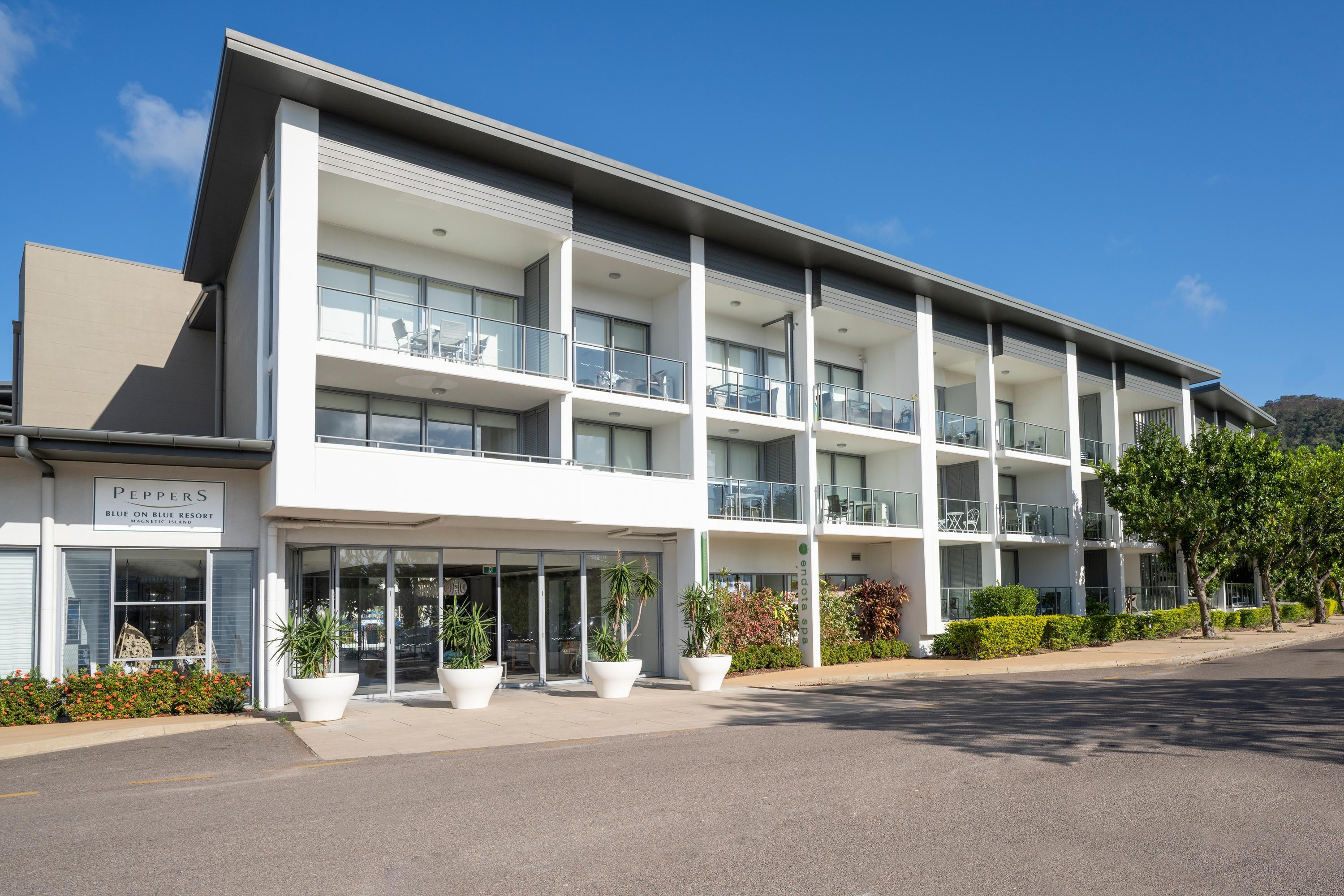 Hotel Peppers Blue On Blue Nelly Bay Exterior foto The Peak Hotel