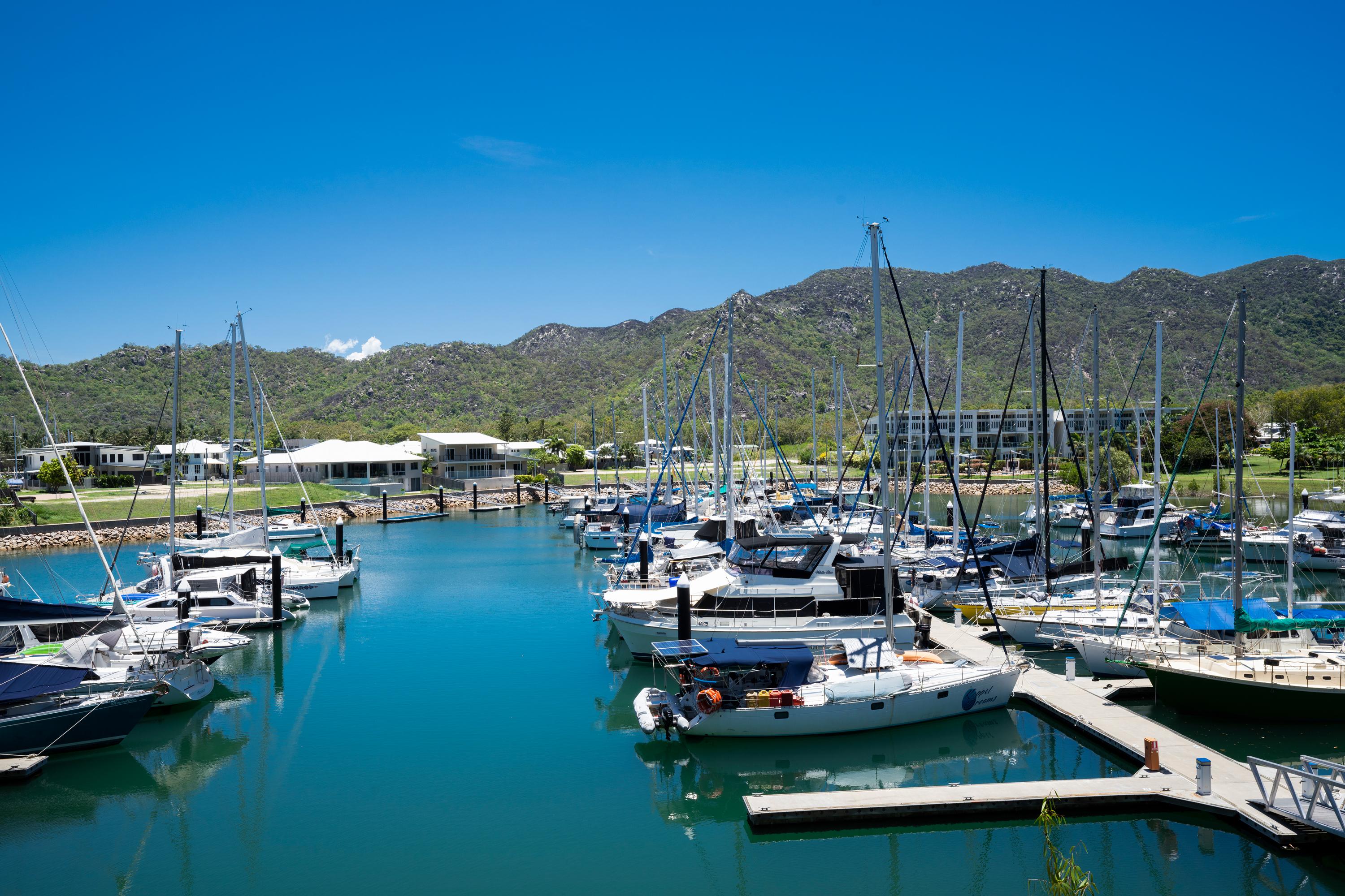 Hotel Peppers Blue On Blue Nelly Bay Exterior foto The Marina at the Village
