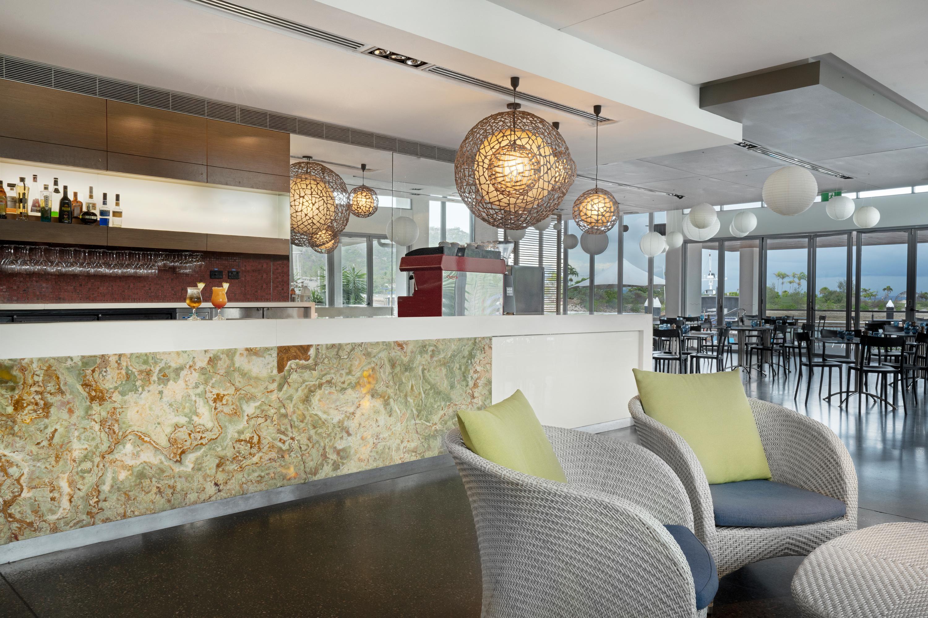Hotel Peppers Blue On Blue Nelly Bay Exterior foto The lounge at the airport