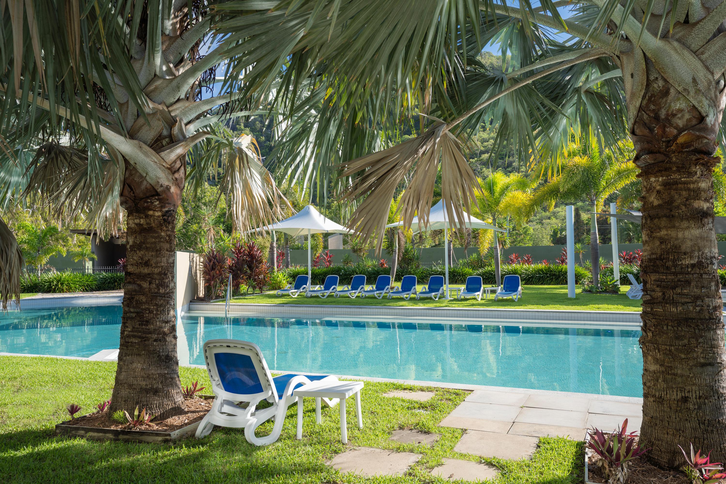 Hotel Peppers Blue On Blue Nelly Bay Exterior foto The pool at the resort