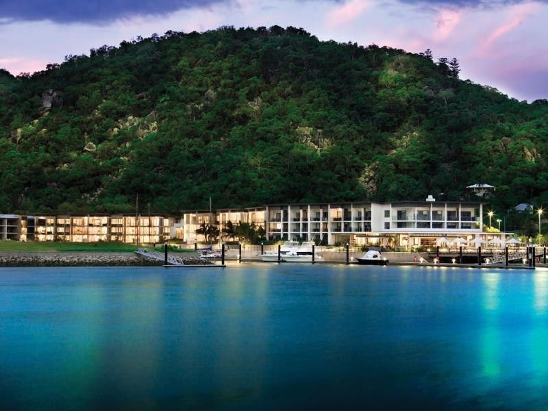 Hotel Peppers Blue On Blue Nelly Bay Exterior foto The resort at night