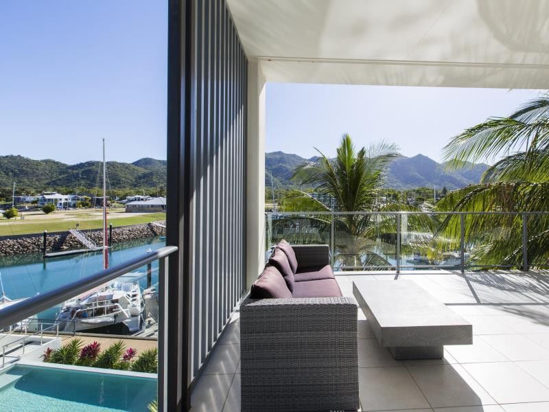 Hotel Peppers Blue On Blue Nelly Bay Exterior foto View from a balcony at the Mantra Trilogy