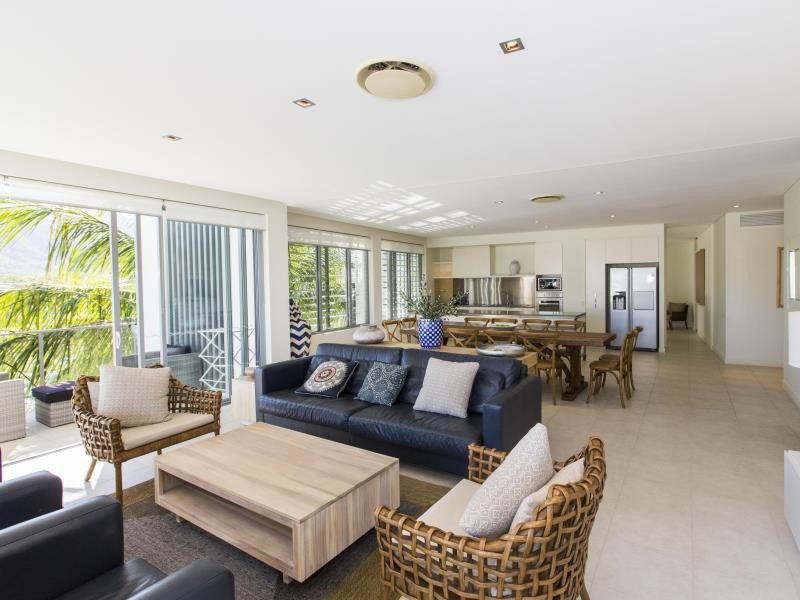 Hotel Peppers Blue On Blue Nelly Bay Exterior foto A living room in a modern house