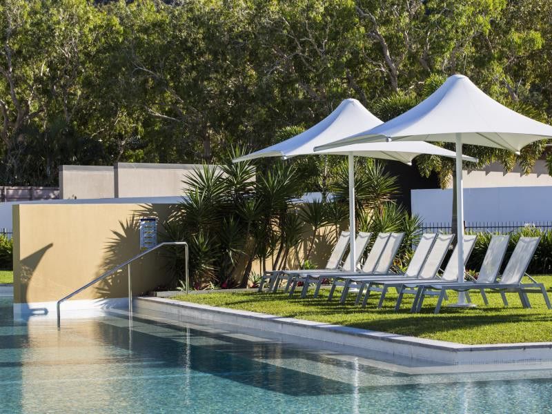 Hotel Peppers Blue On Blue Nelly Bay Exterior foto The pool at the 2011 Commonwealth Games Village