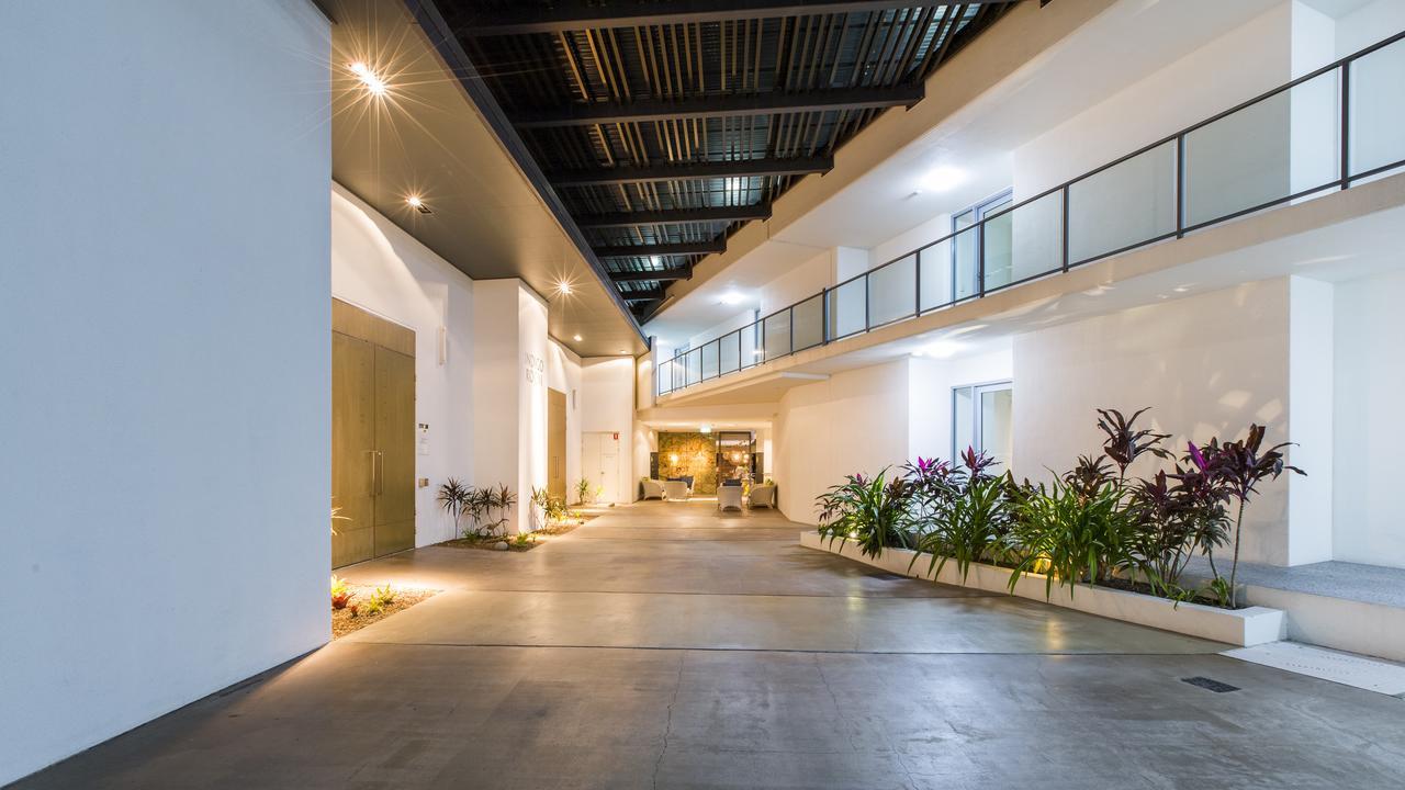 Hotel Peppers Blue On Blue Nelly Bay Exterior foto Interior of the hotel