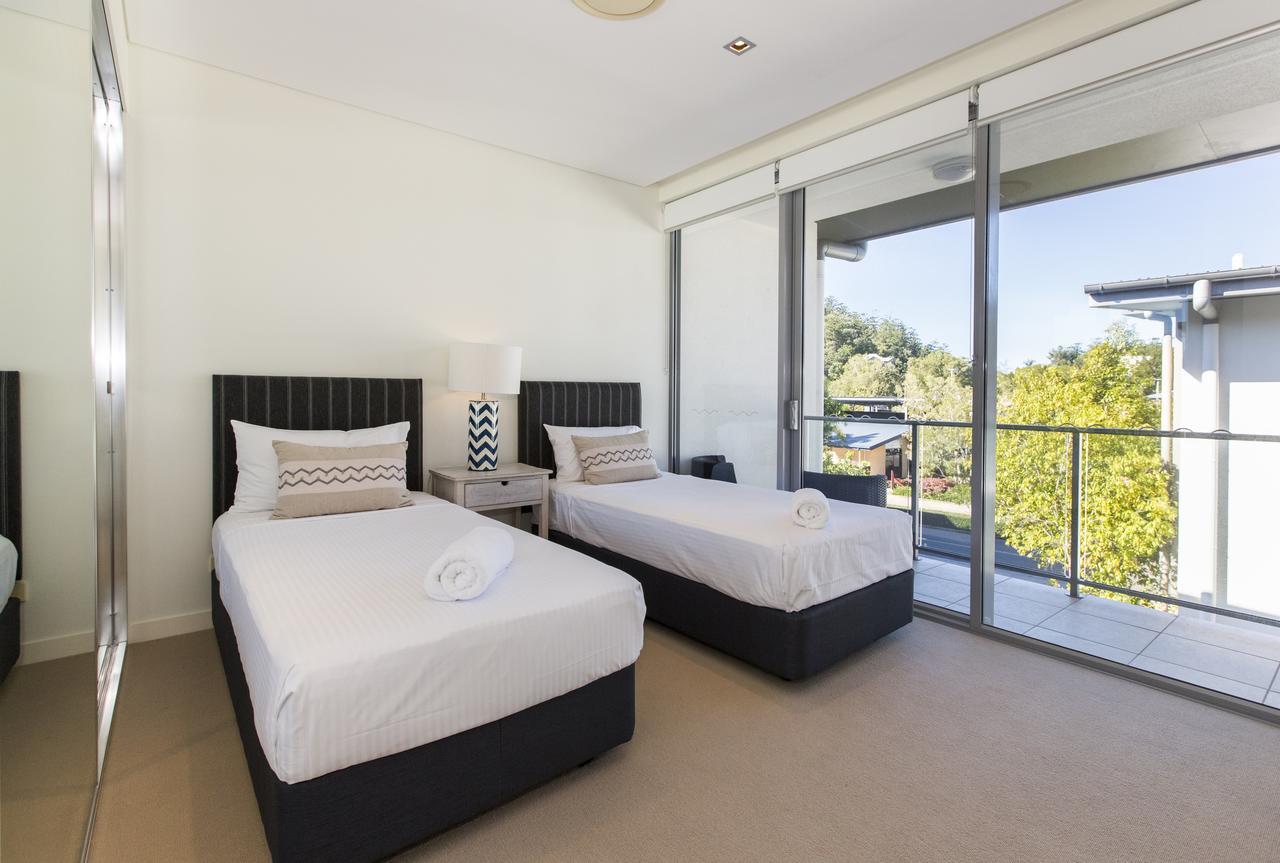 Hotel Peppers Blue On Blue Nelly Bay Exterior foto A bedroom with two single beds