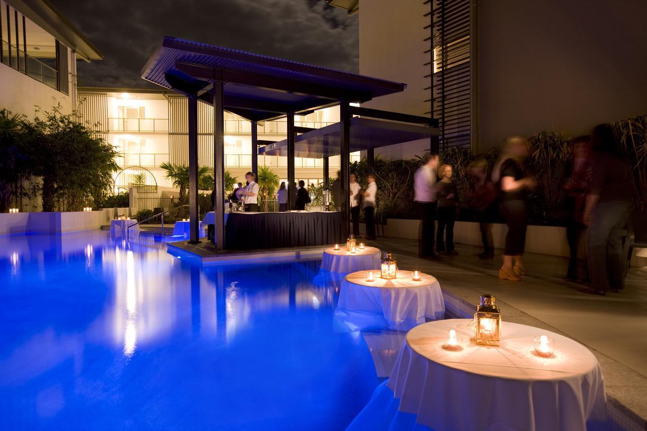 Hotel Peppers Blue On Blue Nelly Bay Exterior foto The pool at the hotel