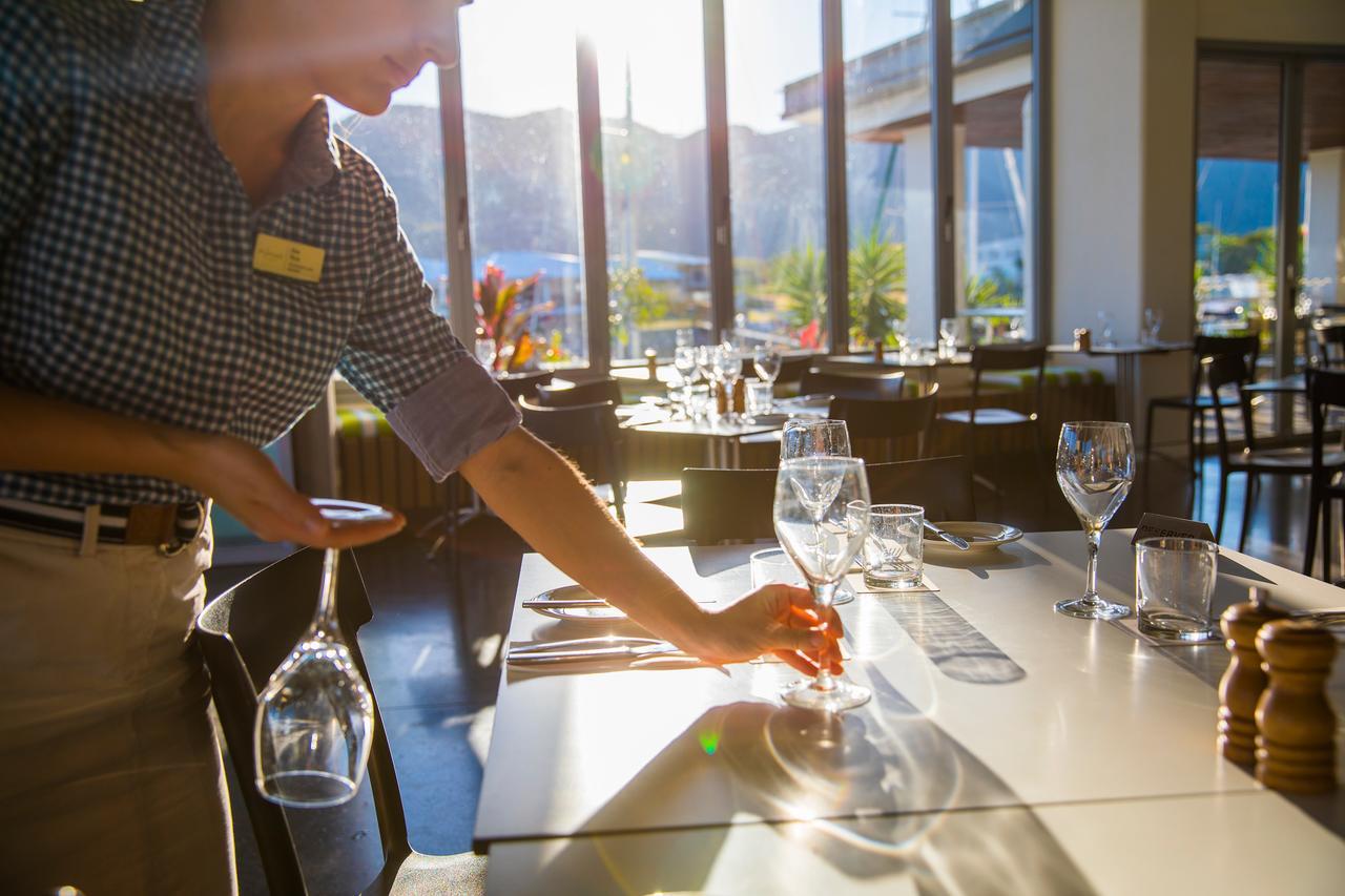 Hotel Peppers Blue On Blue Nelly Bay Exterior foto A waiter sets the table at a restaurant