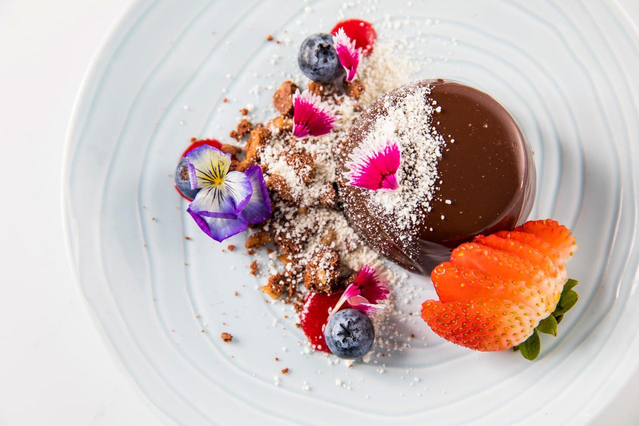 Hotel Peppers Blue On Blue Nelly Bay Exterior foto A chocolate dessert