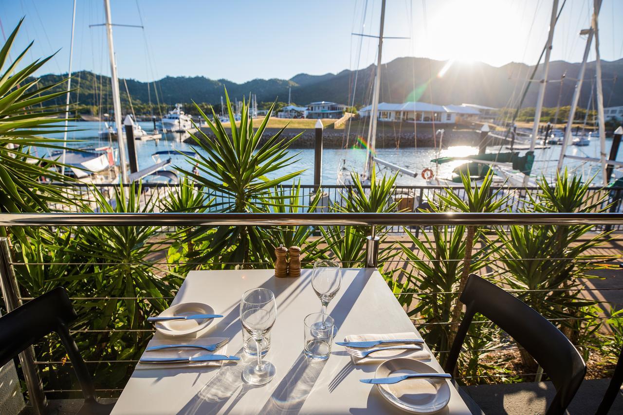 Hotel Peppers Blue On Blue Nelly Bay Exterior foto View of the restaurant