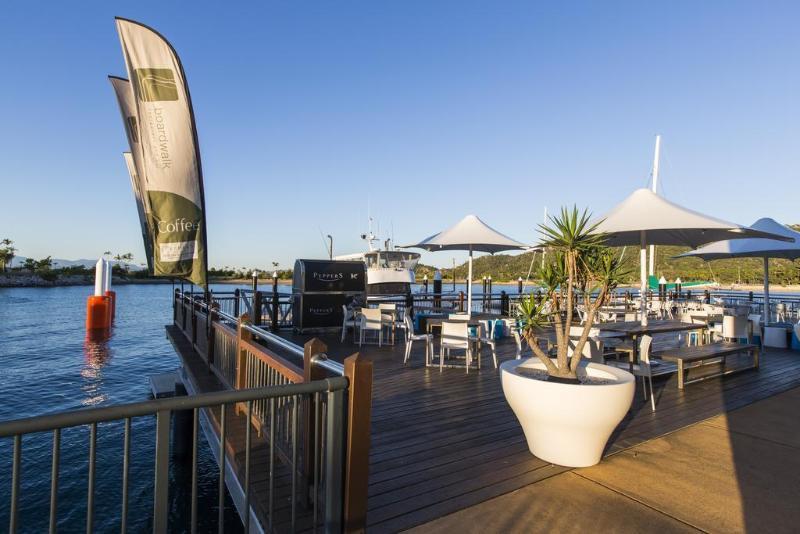 Hotel Peppers Blue On Blue Nelly Bay Exterior foto The Deck at Mooloolaba Marina