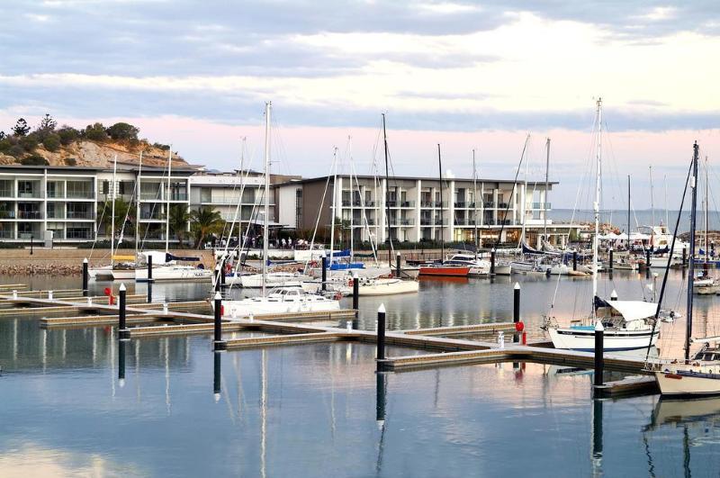 Hotel Peppers Blue On Blue Nelly Bay Exterior foto The Marina at Tumby Bay